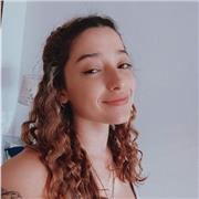 Profesora de ingles imparte clases a niños